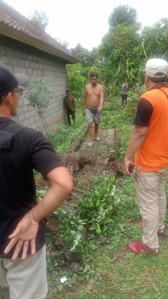 Tembok Penyengker Roboh di Banjar Batulumbung, Desa Sangeh, Kecamatan Abiansemal Tanggal 01 Desember 2023